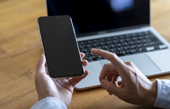 スマートフォンとPCの写真
